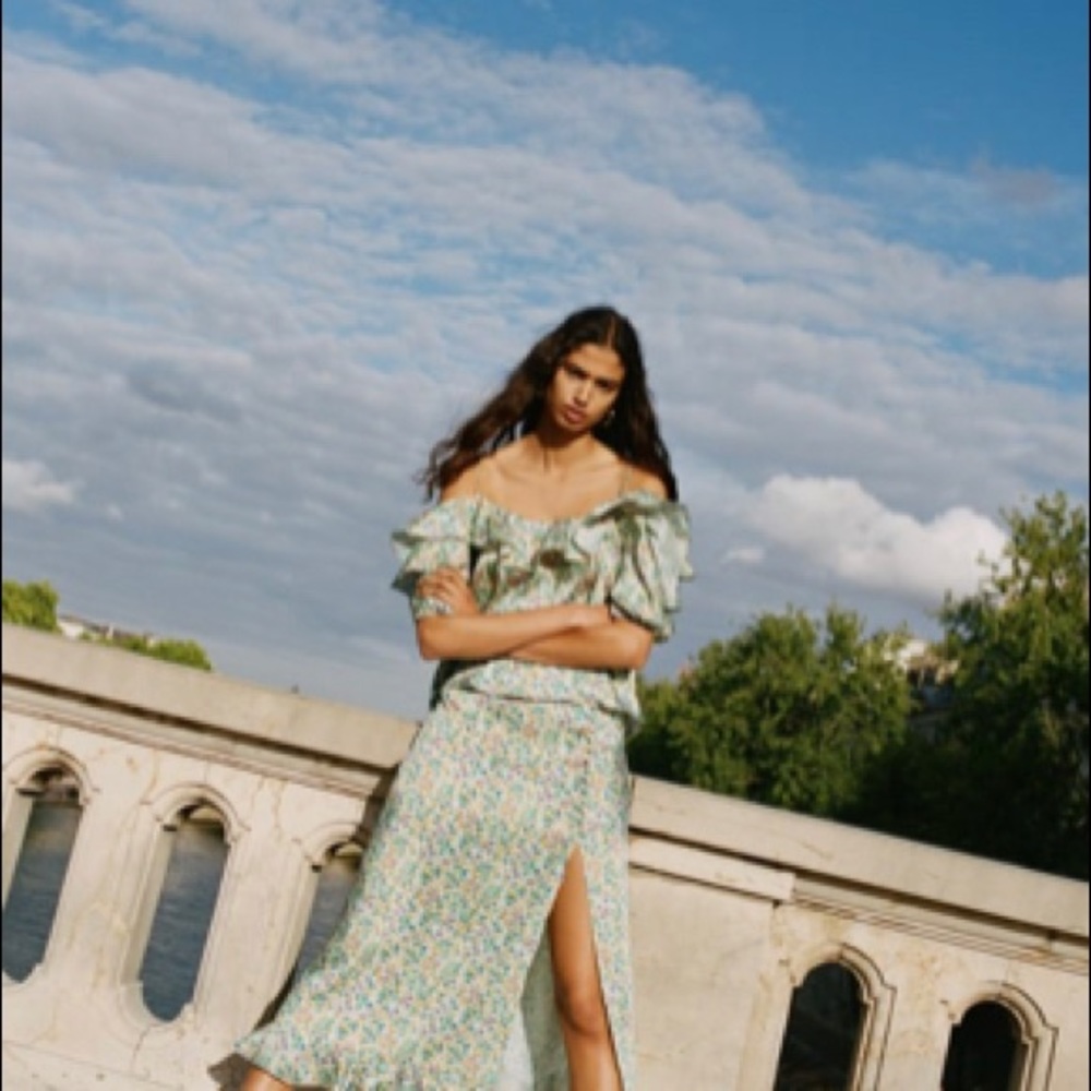 ZARA PRINTED TOP OF THE SHOULDER.
